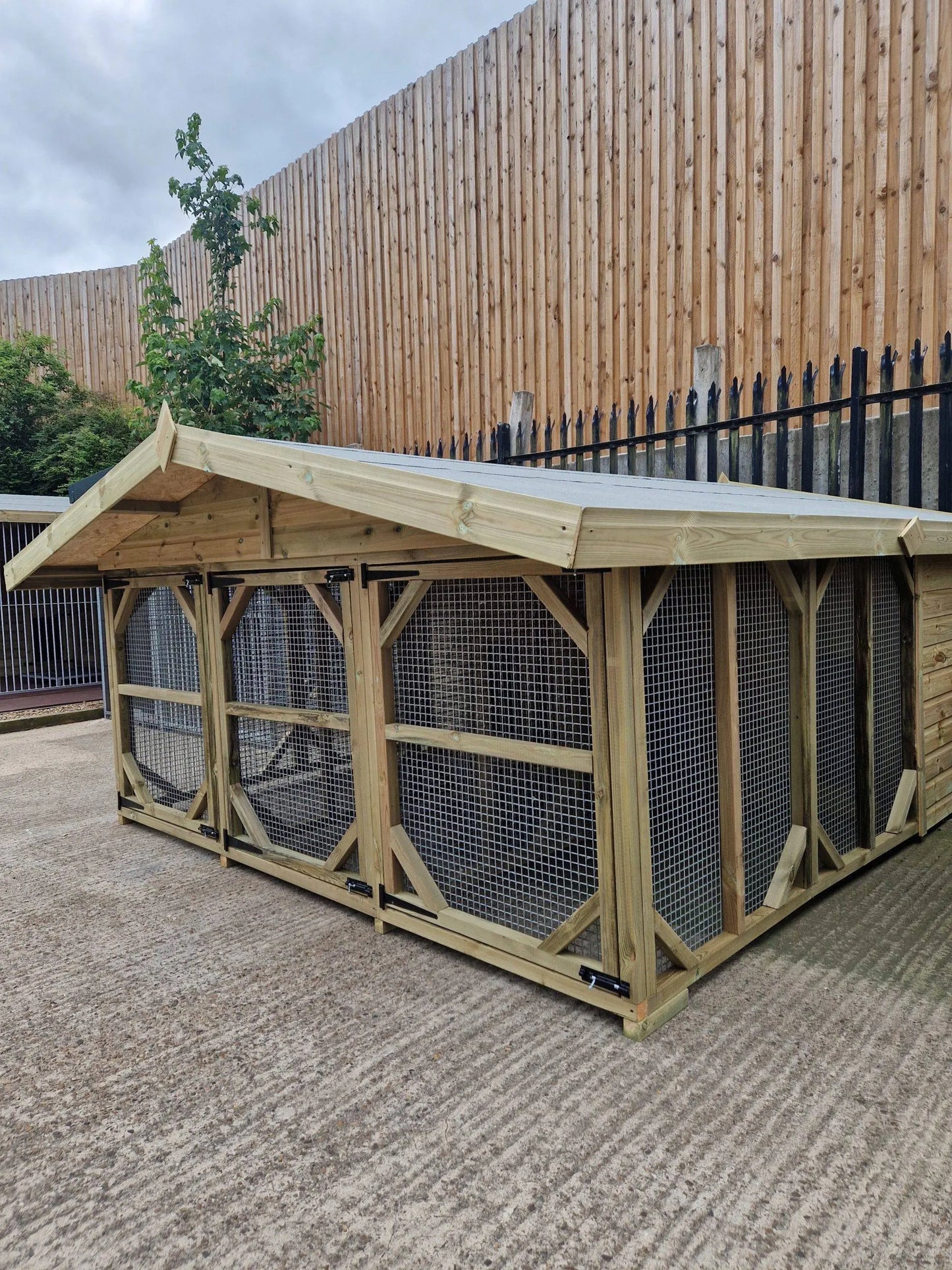 10 X 12 ft Triple Dog Kennel / Animal Housing Doghealth